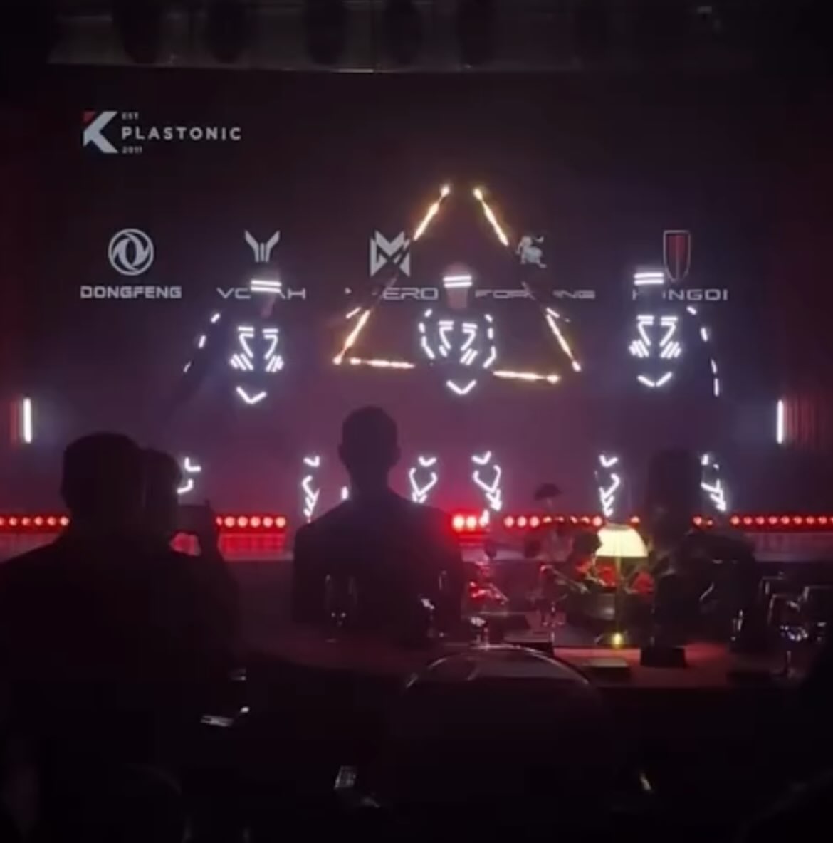 Pred samotným uvedením a odhalením piatich nových vozidiel sme sa postarali o futuristickú atmosféru našou LED show. Súčasťou vystúpenia boli aj logá, ktoré sme zobrazili prostredníctvom pixel poi a zakomponovali ich priamo do svetelnej show🔥
Tri futuristické LED kostýmy, svetelné efekty synchronizované do hudby = jedinečný úvod celého predstavenia vozidiel. 🚘✨
Aj takto môže vyzerať úvodný program na Vašom evente ✨❤️
#ledshow #slovakia #event #vystupenie #show