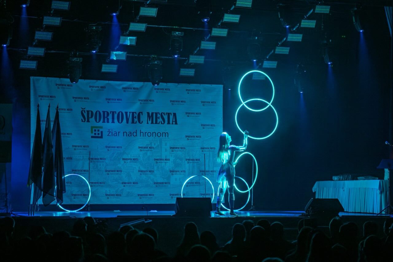 Prinášame ďalšie zábery z eventu Športovec mesta 2025 v Žiari nad Hronom🩵
Akrobatická Cyr wheel show a LED Hula hoops ako spestrenie večera.
Ďakujeme za pozvanie😊
#ledshow #acrobatic #showtime #ledcostume #proximashow