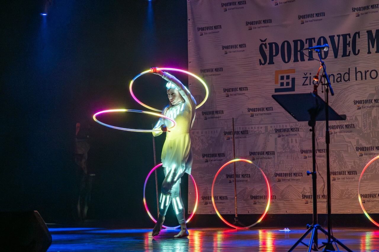 Prinášame ďalšie zábery z eventu Športovec mesta 2025 v Žiari nad Hronom🩵
Akrobatická Cyr wheel show a LED Hula hoops ako spestrenie večera.
Ďakujeme za pozvanie😊
#ledshow #acrobatic #showtime #ledcostume #proximashow