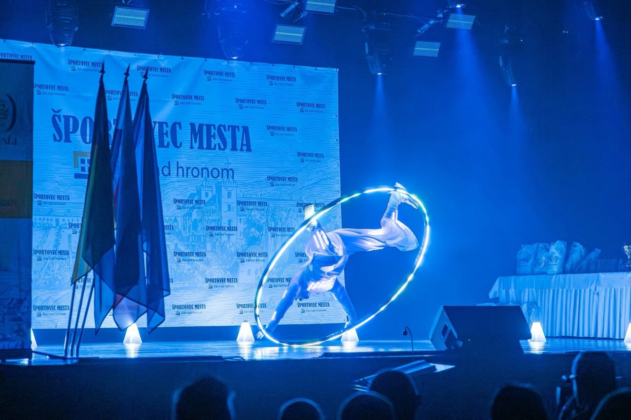 Prinášame ďalšie zábery z eventu Športovec mesta 2025 v Žiari nad Hronom🩵
Akrobatická Cyr wheel show a LED Hula hoops ako spestrenie večera.
Ďakujeme za pozvanie😊
#ledshow #acrobatic #showtime #ledcostume #proximashow