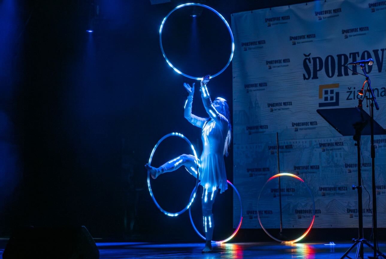 Naša novinka!
Predstavujeme naše akrobatické LED vystúpenia – spojenie elegancie, sily a svetla v jedinečnom vizuálnom zážitku.
Dynamická akrobacia v Cyr wheele a precízna práca s LED hula hoops vytvárajú modernú, futuristickú show, ktorá zaujme na galavečeroch, firemných eventoch či rôznych spoločenských podujatiach.
Nenechajte si to ujsť a rezervujete si termín už dnes✨
Fotografie z eventu Športovec mesta 2025 v Žiari nad Hronom ❤️