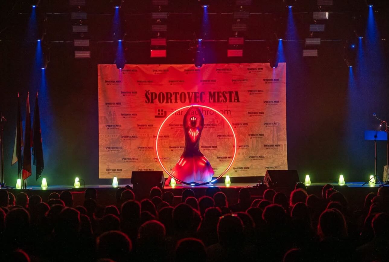 Naša novinka!
Predstavujeme naše akrobatické LED vystúpenia – spojenie elegancie, sily a svetla v jedinečnom vizuálnom zážitku.
Dynamická akrobacia v Cyr wheele a precízna práca s LED hula hoops vytvárajú modernú, futuristickú show, ktorá zaujme na galavečeroch, firemných eventoch či rôznych spoločenských podujatiach.
Nenechajte si to ujsť a rezervujete si termín už dnes✨
Fotografie z eventu Športovec mesta 2025 v Žiari nad Hronom ❤️
