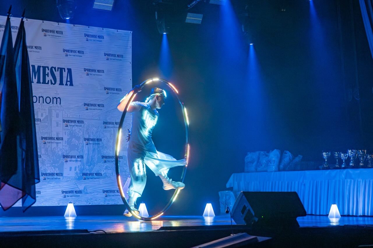 Prinášame ďalšie zábery z eventu Športovec mesta 2025 v Žiari nad Hronom🩵
Akrobatická Cyr wheel show a LED Hula hoops ako spestrenie večera.
Ďakujeme za pozvanie😊
#ledshow #acrobatic #showtime #ledcostume #proximashow