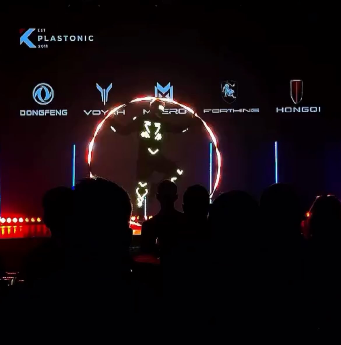 Pred samotným uvedením a odhalením piatich nových vozidiel sme sa postarali o futuristickú atmosféru našou LED show. Súčasťou vystúpenia boli aj logá, ktoré sme zobrazili prostredníctvom pixel poi a zakomponovali ich priamo do svetelnej show🔥
Tri futuristické LED kostýmy, svetelné efekty synchronizované do hudby = jedinečný úvod celého predstavenia vozidiel. 🚘✨
Aj takto môže vyzerať úvodný program na Vašom evente ✨❤️
#ledshow #slovakia #event #vystupenie #show