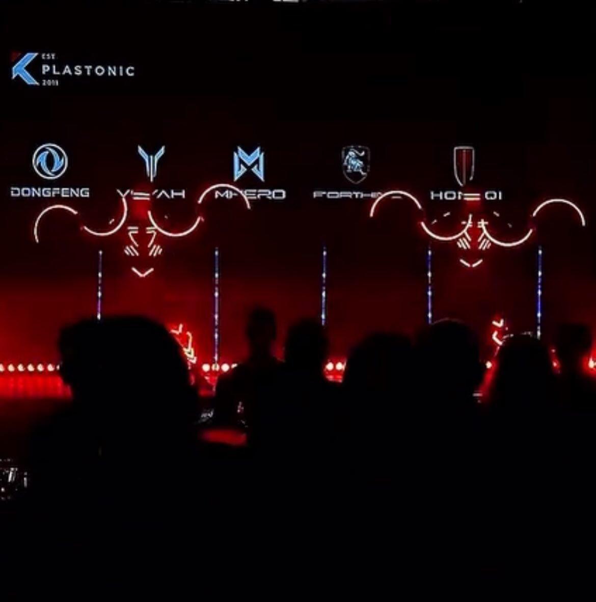 Pred samotným uvedením a odhalením piatich nových vozidiel sme sa postarali o futuristickú atmosféru našou LED show. Súčasťou vystúpenia boli aj logá, ktoré sme zobrazili prostredníctvom pixel poi a zakomponovali ich priamo do svetelnej show🔥
Tri futuristické LED kostýmy, svetelné efekty synchronizované do hudby = jedinečný úvod celého predstavenia vozidiel. 🚘✨
Aj takto môže vyzerať úvodný program na Vašom evente ✨❤️
#ledshow #slovakia #event #vystupenie #show