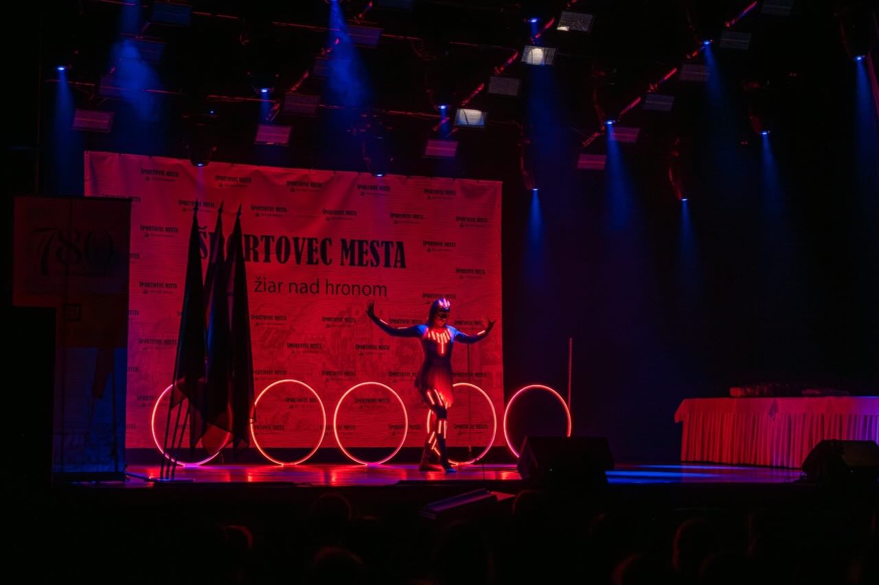 Prinášame ďalšie zábery z eventu Športovec mesta 2025 v Žiari nad Hronom🩵
Akrobatická Cyr wheel show a LED Hula hoops ako spestrenie večera.
Ďakujeme za pozvanie😊
#ledshow #acrobatic #showtime #ledcostume #proximashow