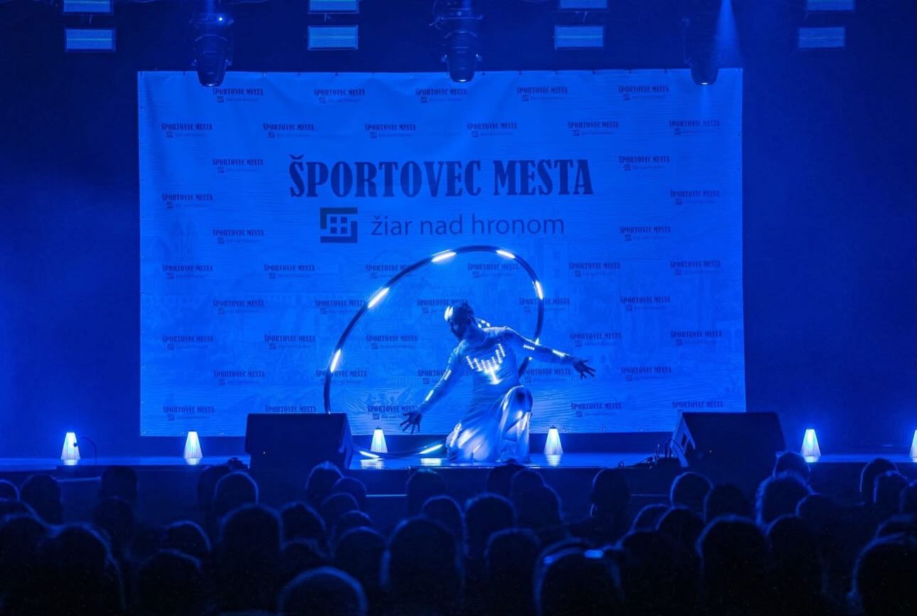 Naša novinka!
Predstavujeme naše akrobatické LED vystúpenia – spojenie elegancie, sily a svetla v jedinečnom vizuálnom zážitku.
Dynamická akrobacia v Cyr wheele a precízna práca s LED hula hoops vytvárajú modernú, futuristickú show, ktorá zaujme na galavečeroch, firemných eventoch či rôznych spoločenských podujatiach.
Nenechajte si to ujsť a rezervujete si termín už dnes✨
Fotografie z eventu Športovec mesta 2025 v Žiari nad Hronom ❤️