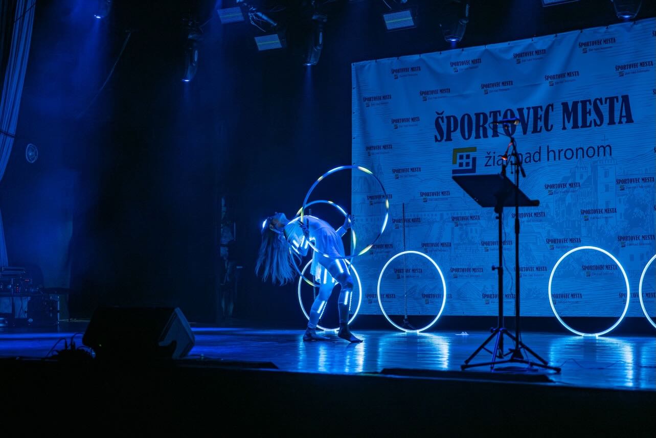 Naša novinka!
Predstavujeme naše akrobatické LED vystúpenia – spojenie elegancie, sily a svetla v jedinečnom vizuálnom zážitku.
Dynamická akrobacia v Cyr wheele a precízna práca s LED hula hoops vytvárajú modernú, futuristickú show, ktorá zaujme na galavečeroch, firemných eventoch či rôznych spoločenských podujatiach.
Nenechajte si to ujsť a rezervujete si termín už dnes✨
Fotografie z eventu Športovec mesta 2025 v Žiari nad Hronom ❤️